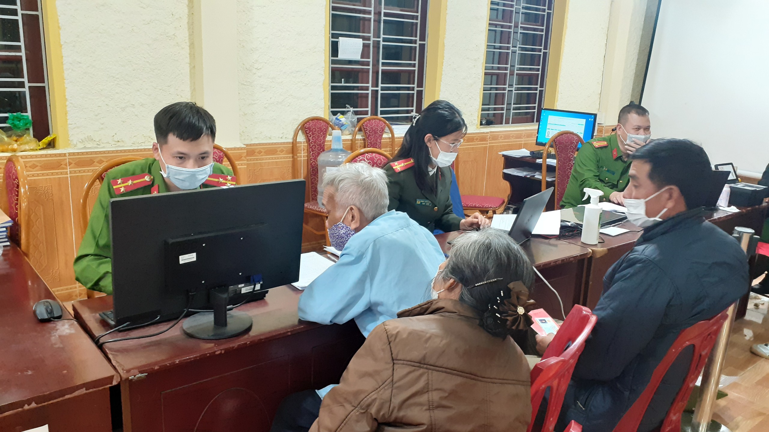 Vợ cùng chồng cùng tham gia chiến dịch cấp CCCD gắn chíp điện tử